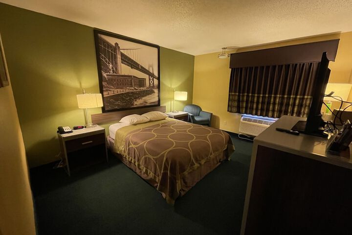 Room 17 of 28