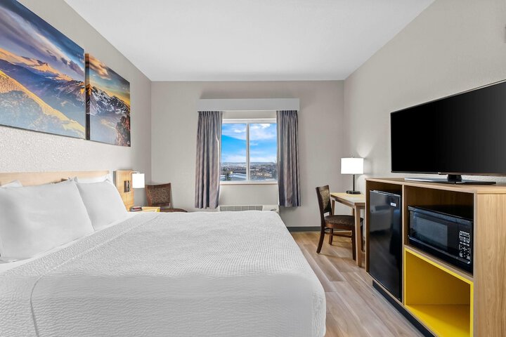 Days Inn & Suites by Wyndham Castle Rock