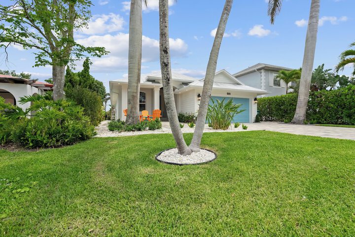 Sardinia Vacation Rental: Delightful Coastal Home near Vanderbilt Beach. Relax in a Private Pool and Spacious 4-BR Retreat with Modern Amenities. Ideal for Families. Minutes from Mercato and Local Attractions
