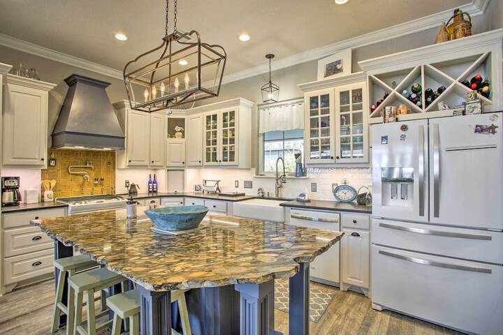 Spacious Kingston Home on Lake Texoma!