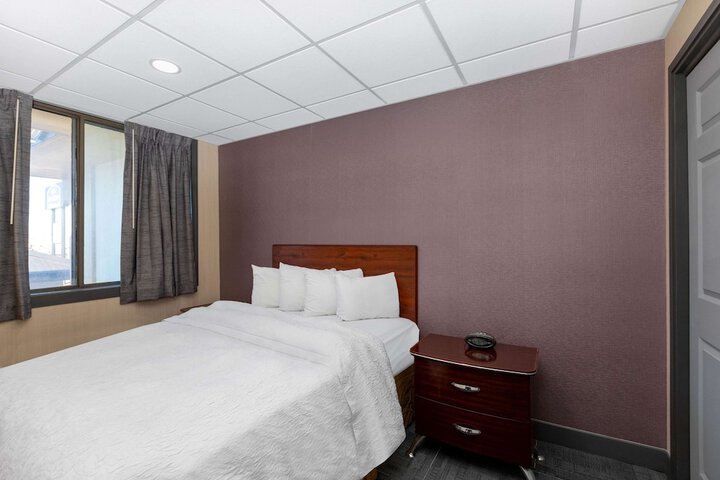 Room 34 of 47
