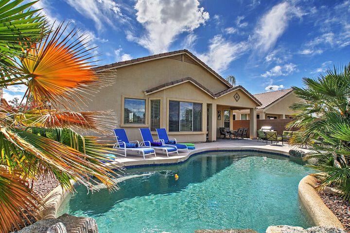 Golf Course View! Group Getaway in Queen Creek