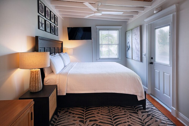 Room 16 of 38
