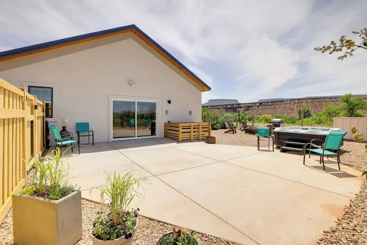 Hot Tub & Views: Modern Home 15 Mi to Zion NP