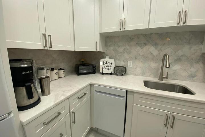 Closest 1BR to Vanderbilt Beach full kitchen with dishwasher, ALL NEW!