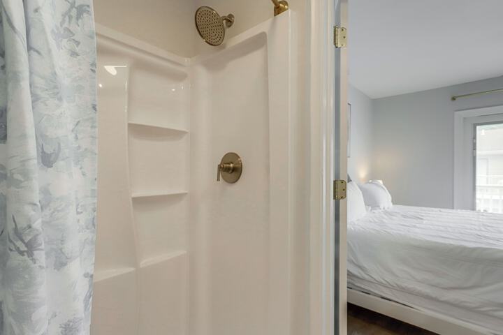 Walk to Shore & Boardwalk: Bethany Beach Retreat