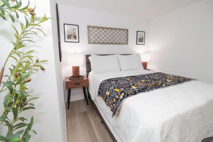 Exceptional & Central Garden Suite, Top Amenities & Care!