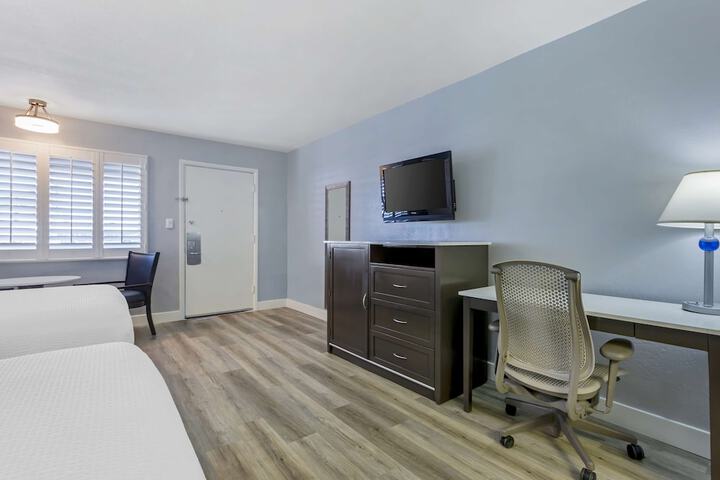 Room 13 of 32