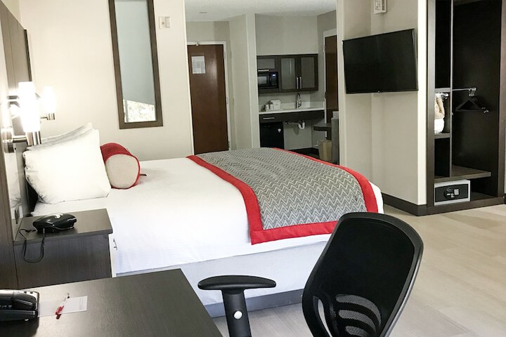 Ramada by Wyndham Suites Orlando Airport