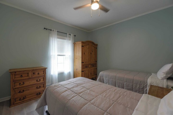 Riverside Ranch by Avantstay Mins to Downtown