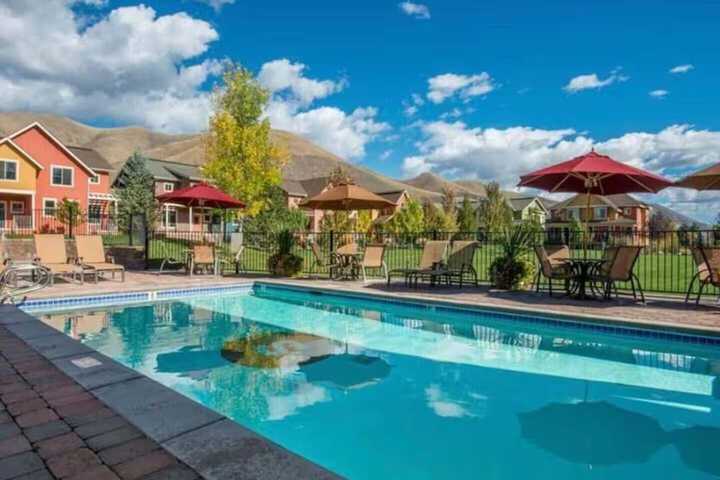 2BD Sweetwater Condo - Community Park Pool + Hot Tub