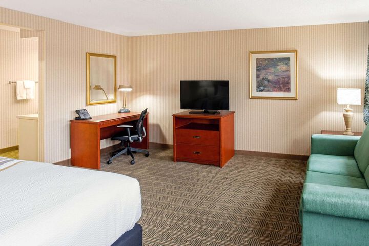 Room 13 of 28