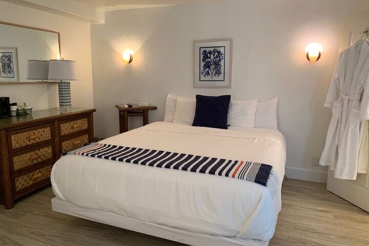 Room 28 of 65