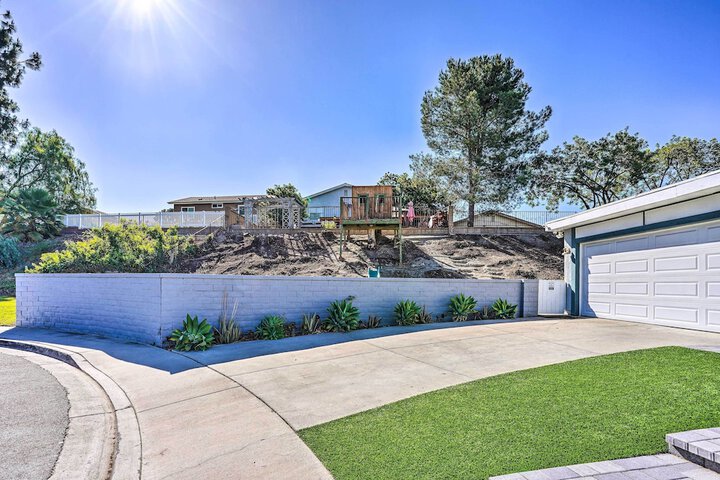 Sunny Orange County Abode w / Fire Pit & Backyard!