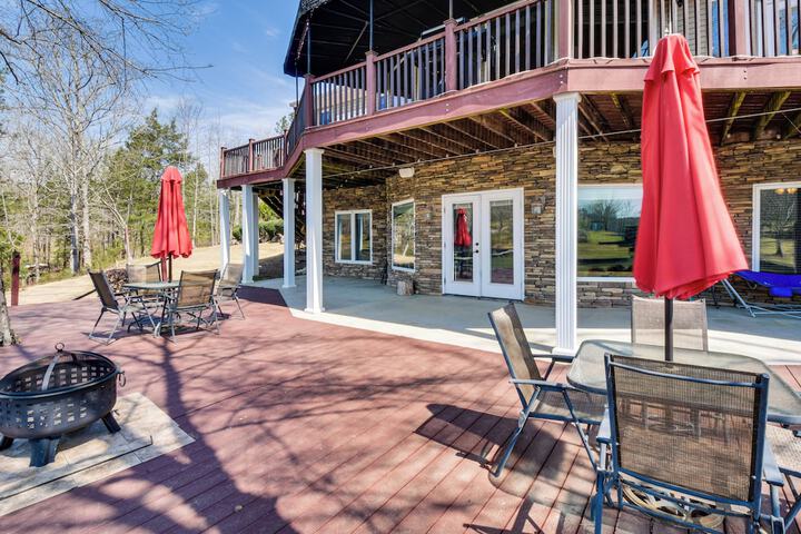 Waterfront Getaway w / Fire Pit + Game Room!