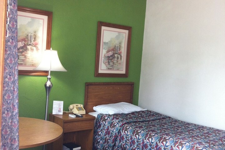 Room 11 of 28