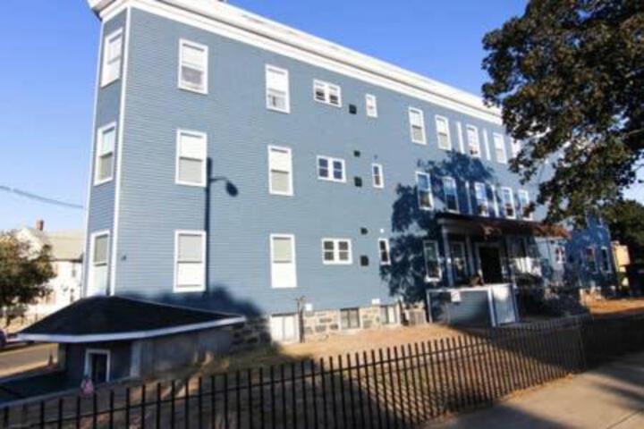Stylish Apartment in Malden. 20 min from Boston