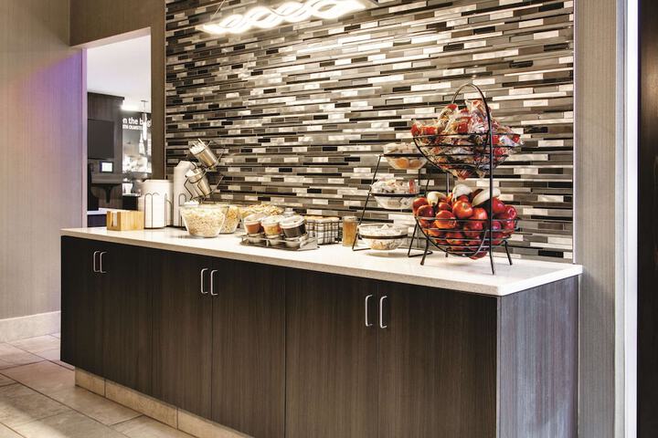 La Quinta Inn & Suites by Wyndham Cleveland Airport West
