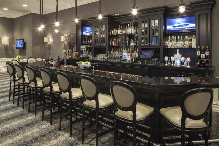 Lounge 76 of 83
