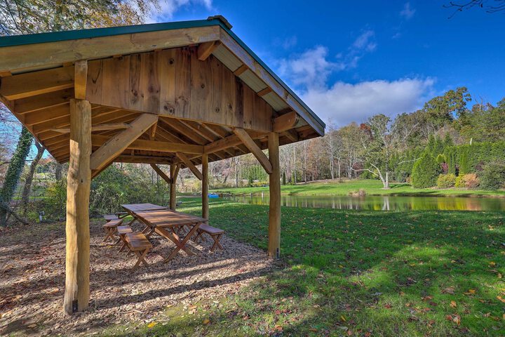 Stunning Fletcher Home: Hot Tub + Fire Pit!