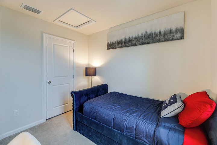 Sunlit Milford Townhome 2 Mi to Riverwalk!