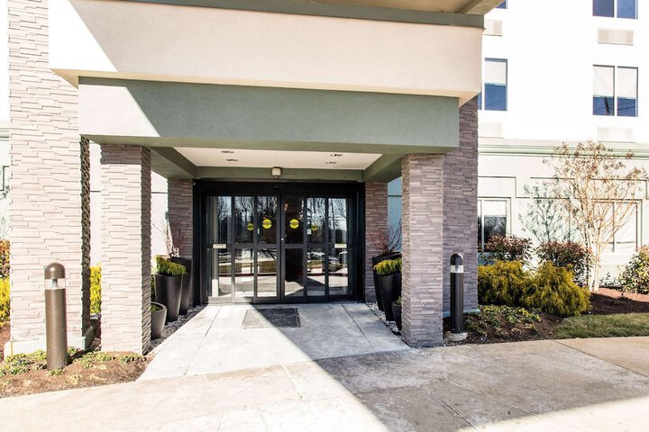 Hotel 6 of 102