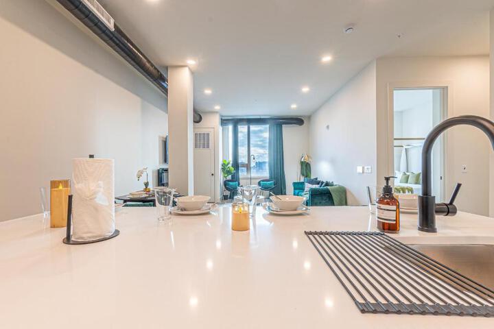 Emerald Escape Free Parking, 2 Bath, Sleeps 8 Near American Dream and The Airport, King Bed and 2 Queen Beds, Washer and Dryer