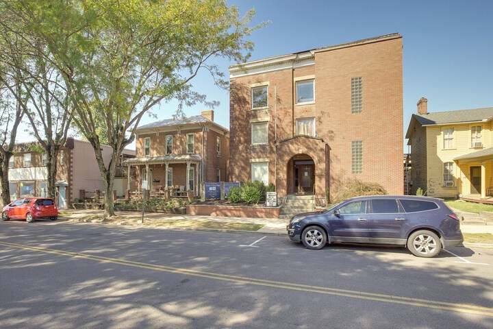 Downtown Condo 23 Mi to Hocking Hills State Park