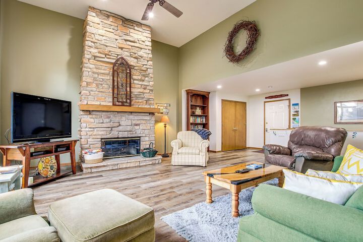 Door County Townhome: Pool Access 1 Mi to Beach!