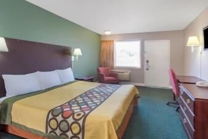 Room 11 of 16