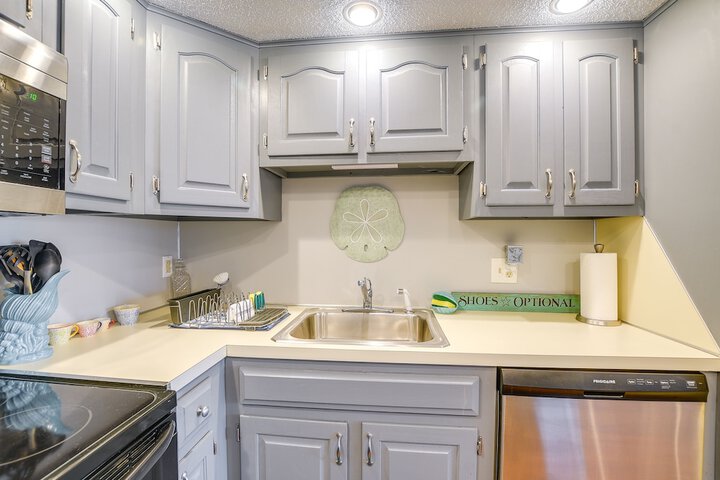 Little River Condo w / Pool Access - Near Beaches!