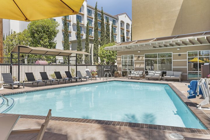 Holiday Inn Express & Suites Anaheim Resort Area by IHG
