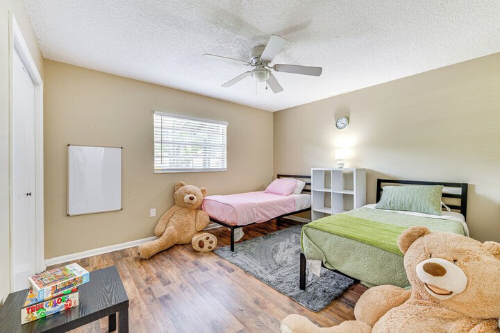 Spacious Tavares Home w / Private Outdoor Oasis!
