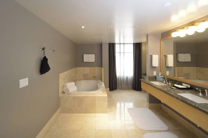 Renaissance Reno Downtown Hotel & Spa