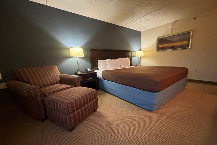 AmericInn by Wyndham Monmouth