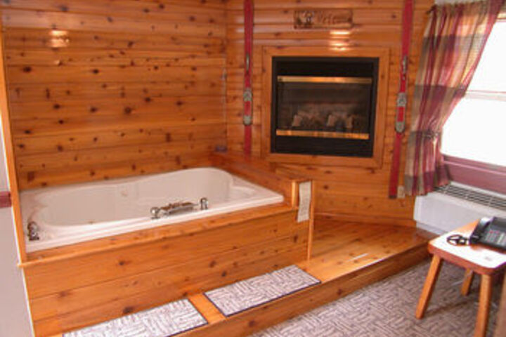 Mountaintop Lodge at Lake Naomi