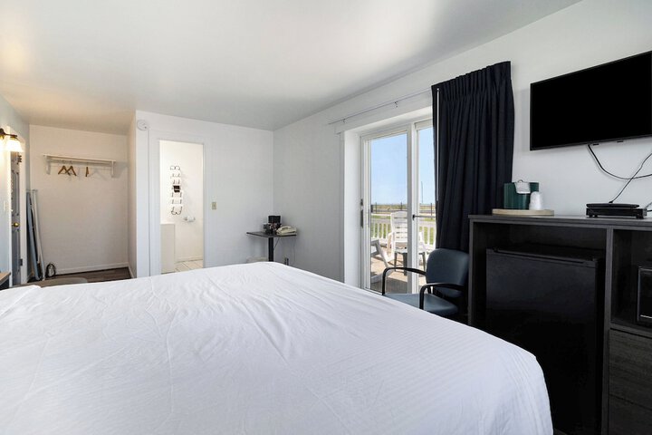 Snyders Shoreline Inn