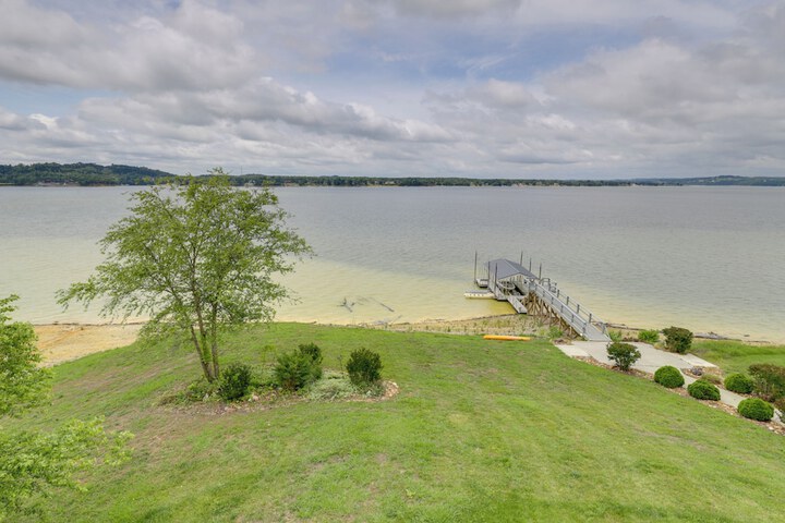 Spacious Baneberry Home w / Lake Douglas Views!