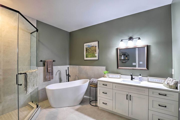 Peaceful Midway Studio w / Mountain + Golf Views!