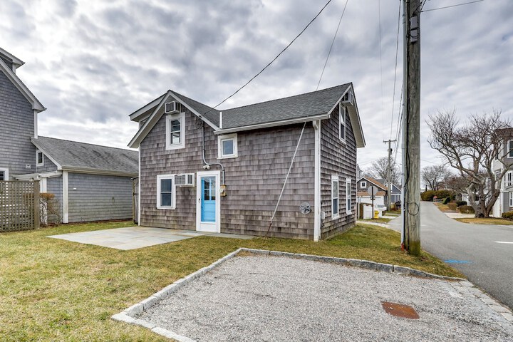 Charming Westbrook Cottage Steps to Private Beach
