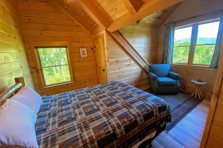 UV Log home with direct Cannon Mountain views Minutes to attractions Fireplace Pool Table AC