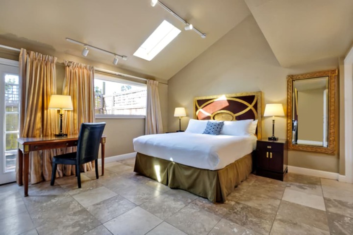 Room 10 of 26