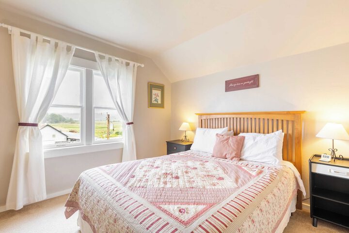 Private Beach Access + Water Views! Sleeps 18 Historic 6bdr Farmhouse w / Deck