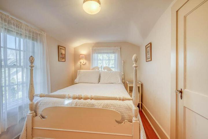 Captain Morse House - Luxury Waterfront, Town, & Beaches - 5 stars