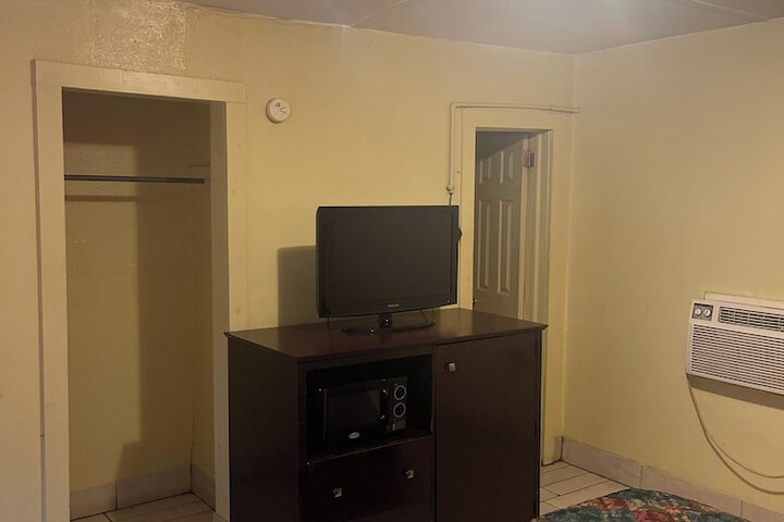 Plaza Motel
