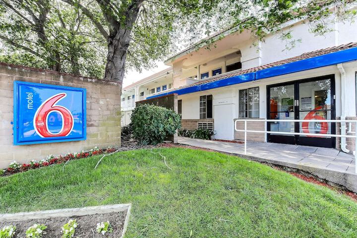 Motel 6 Pinole CA