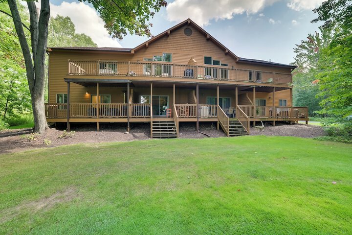 Modern Bellaire Condo: Pool Access Near Skiing!