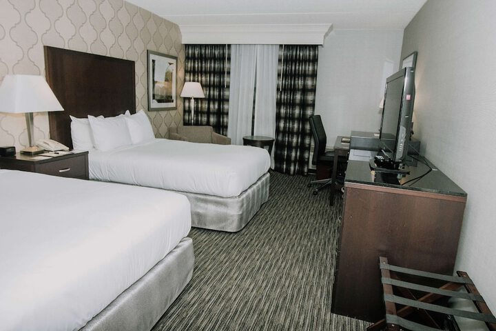 DoubleTree by Hilton Detroit - Dearborn