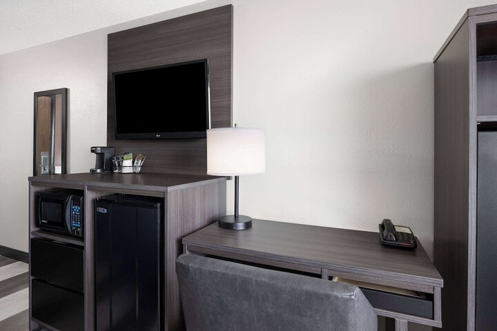 Room 18 of 28