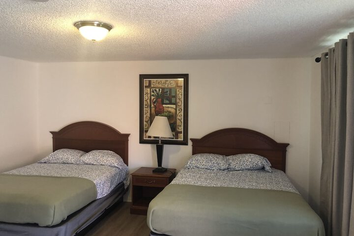 Room 6 of 12